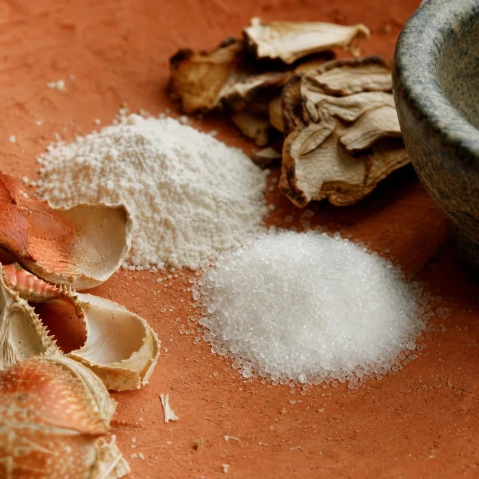 Glucosaminpulver auf Terrakotta-Mörseroberfläche